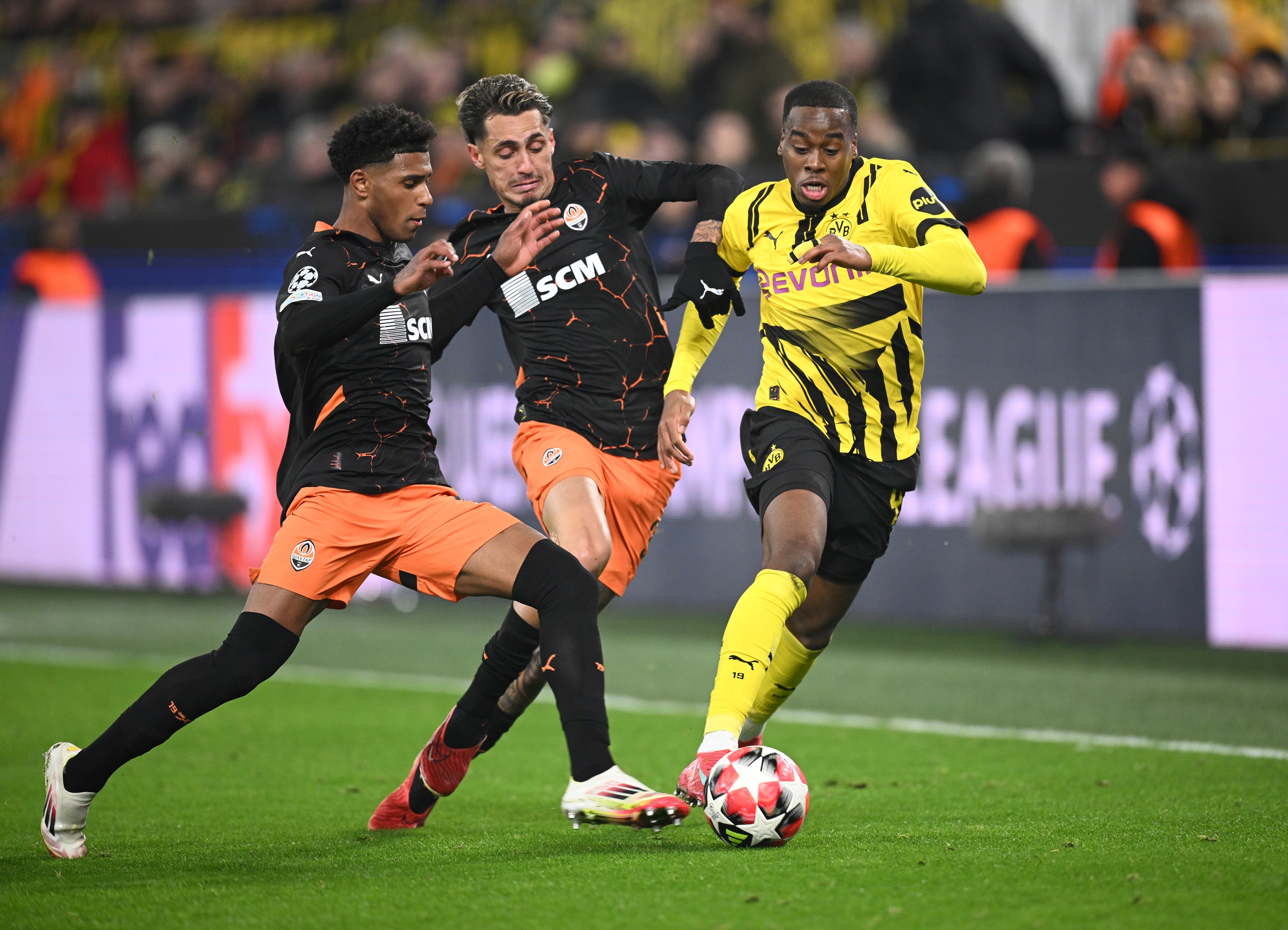 Jamie Gittens en pleine action contre deux joueurs de Shakhtar.