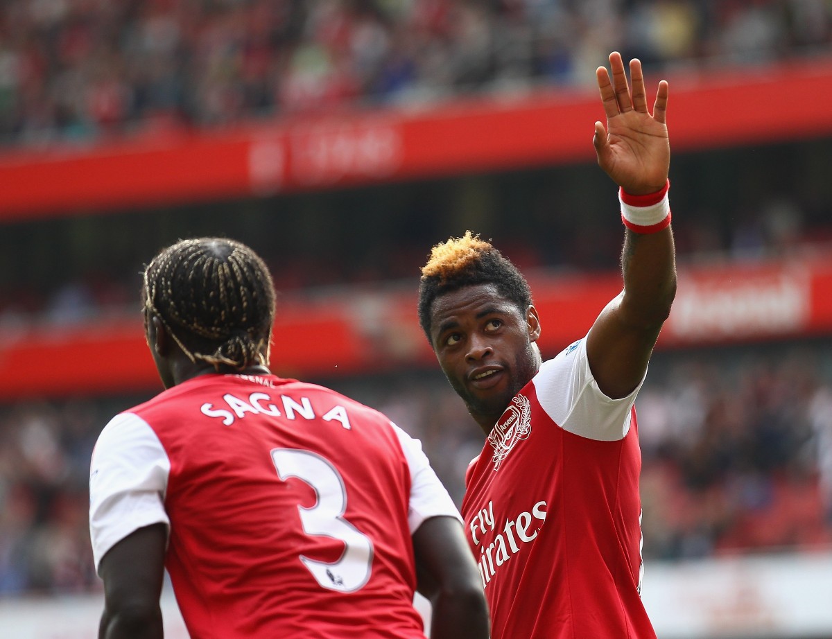 Alex Song salue les supporters d'Arsenal à l'Emirates Stadium