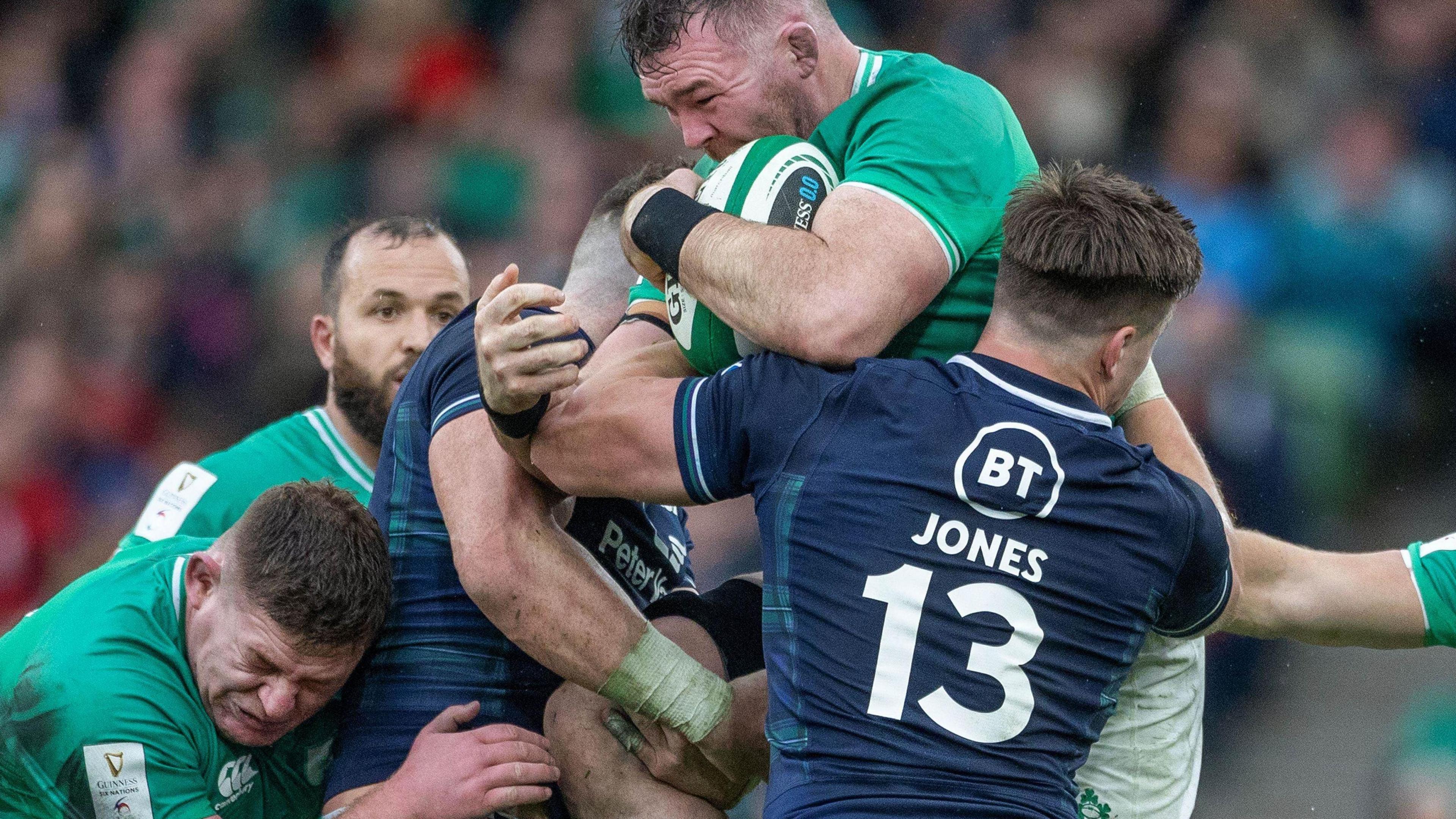 Peter O'Mahony est plaqué par Huw Jones