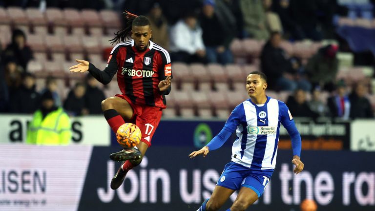 Alex Iwobi contrôle le ballon lors de la victoire de Fulham contre Wigan en FA Cup