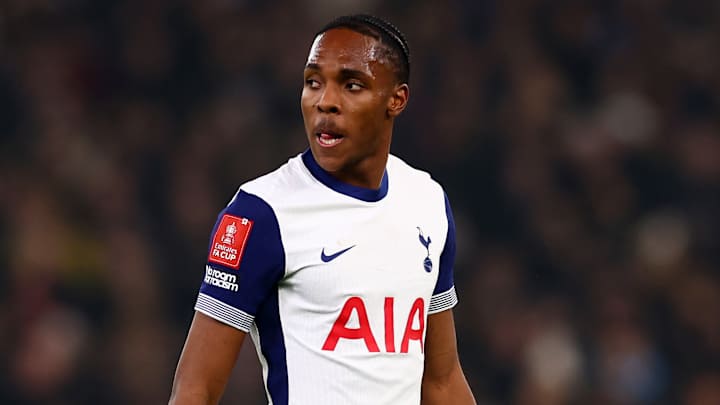 Mathys Tel a marqué son premier but avec Tottenham lors de la défaite en FA Cup contre Aston Villa