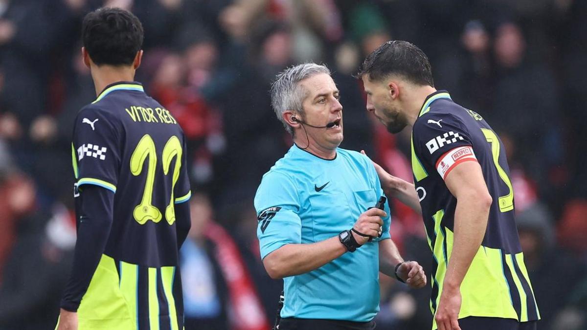 Les joueurs de Manchester City protestent après l'attribution du but de Leyton Orient