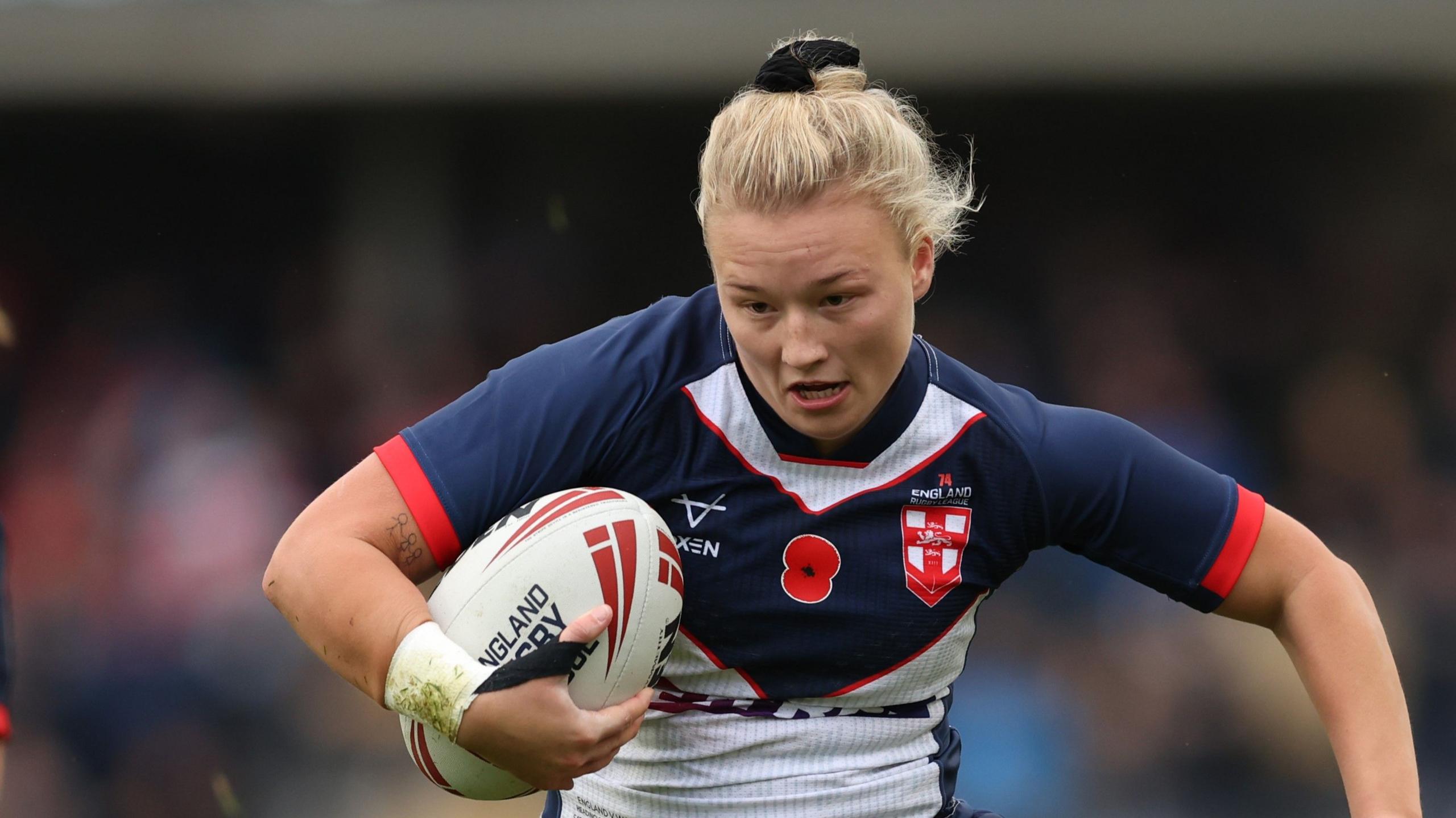 Georgia Roche courant avec le ballon