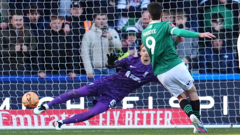 Ryan Hardie marque le penalty pour Plymouth contre Liverpool