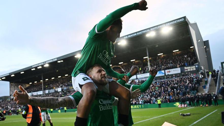 Les joueurs de Plymouth Argyle célèbrent leur victoire en FA Cup contre Liverpool