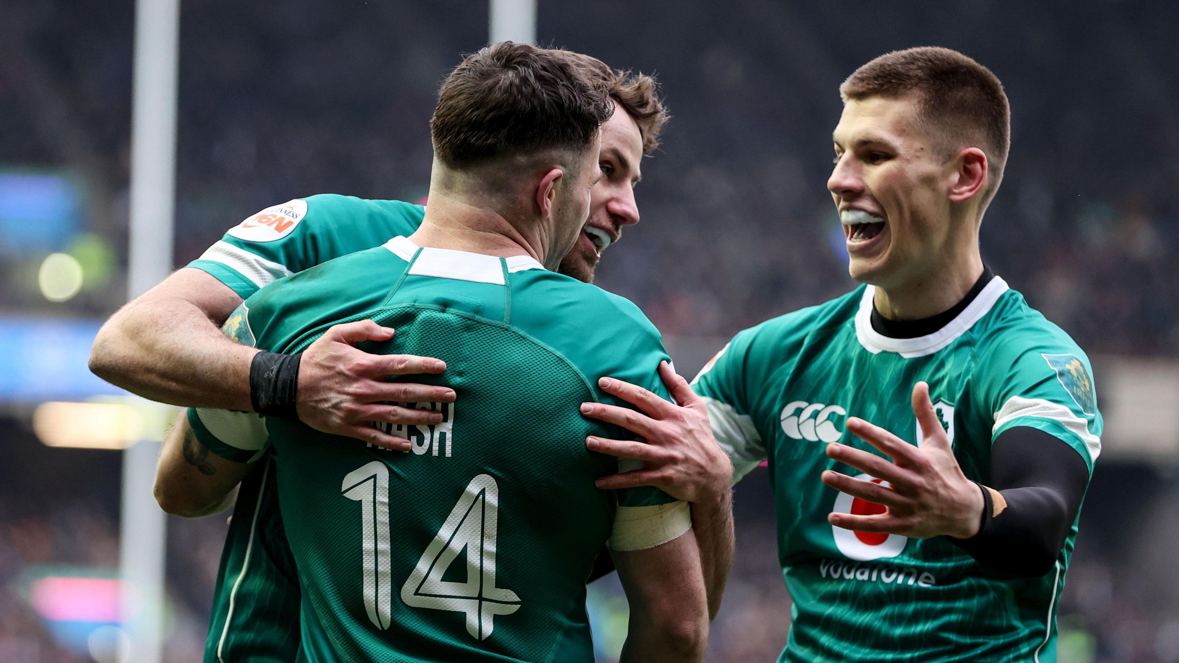 Les joueurs irlandais célèbrent leur premier essai contre l'Écosse à Murrayfield