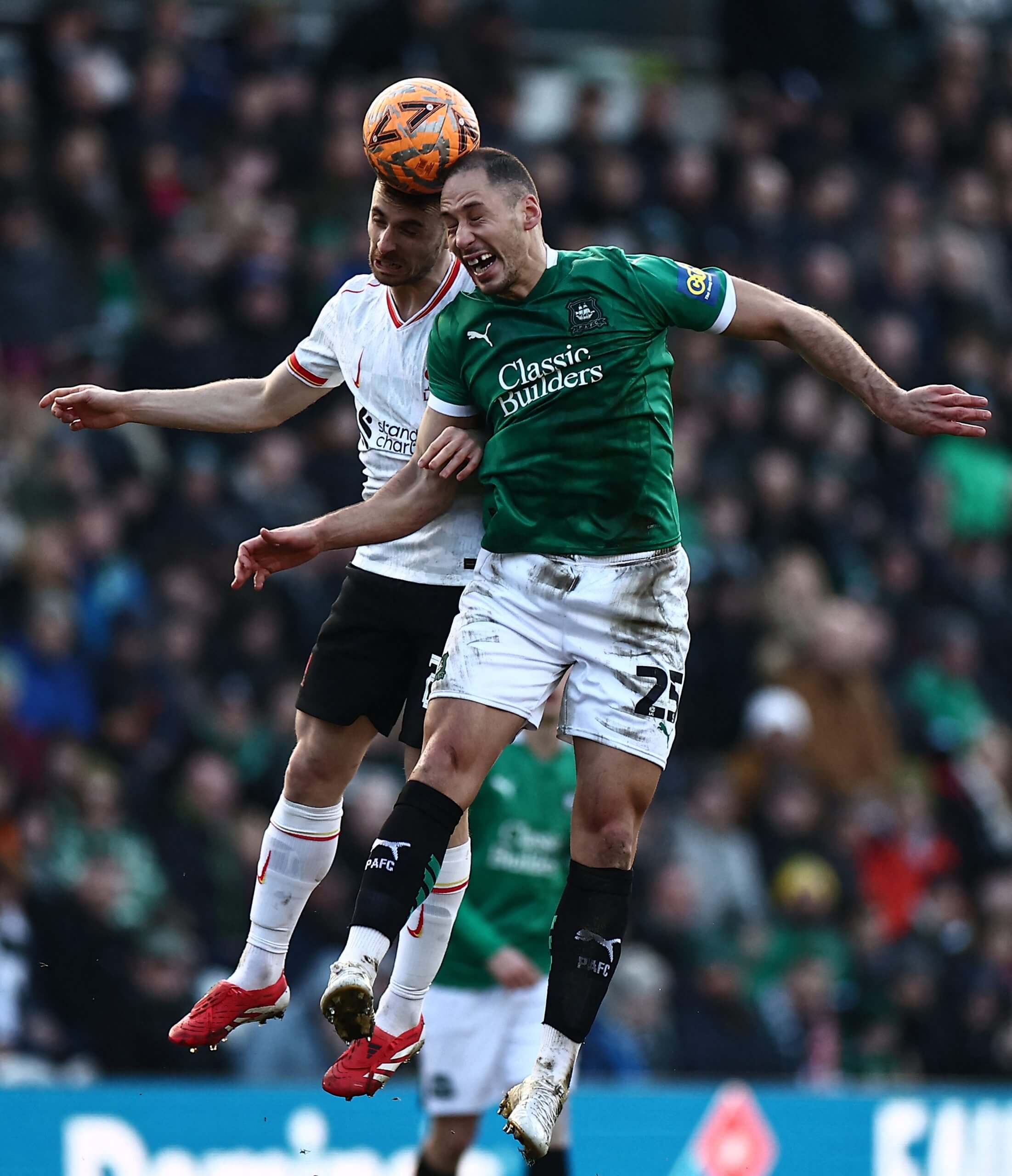 Katic célébrant la victoire de Plymouth contre Liverpool