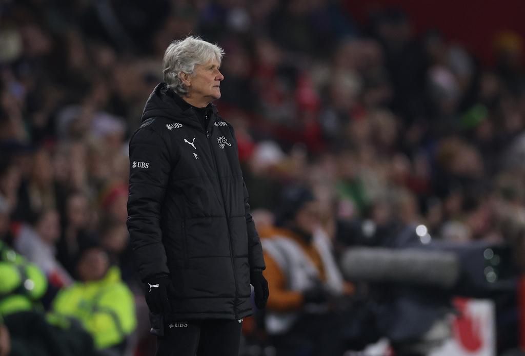 La manager suisse Pia Sundhage observe le match amical international de football entre l’Angleterre et la Suisse à Sheffield, le 3 décembre 2024.