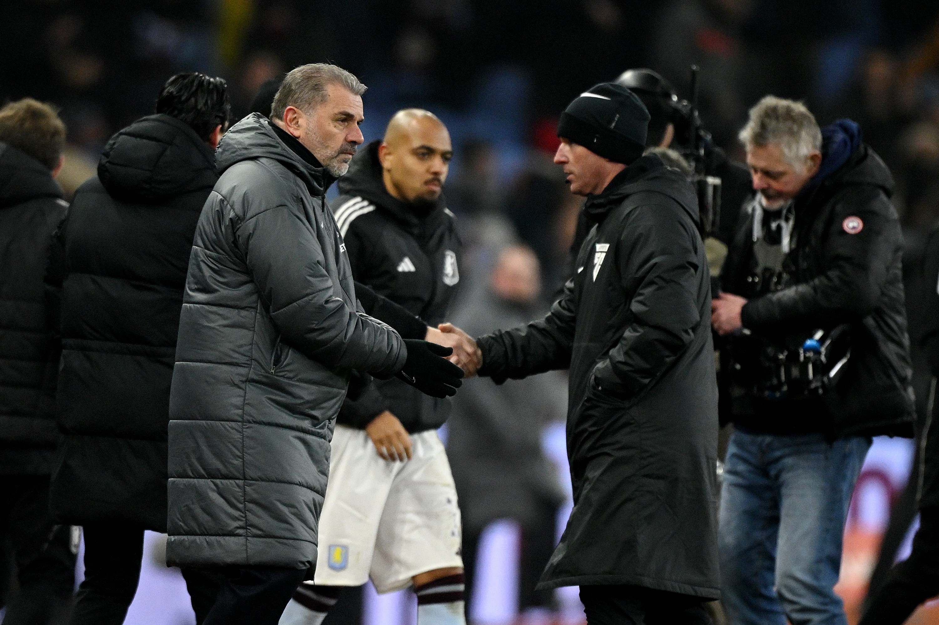 Ange Postecoglou, entraîneur de Tottenham Hotspur, observe la fin du match de la quatrième ronde de la FA Cup contre Aston Villa