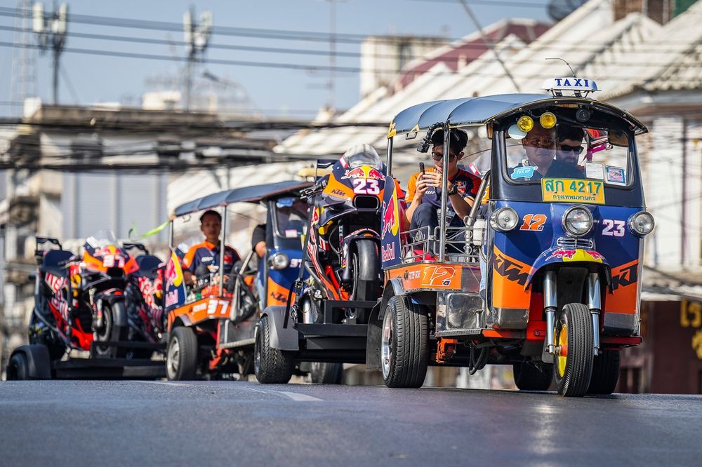 Les motos en route vers le lancement