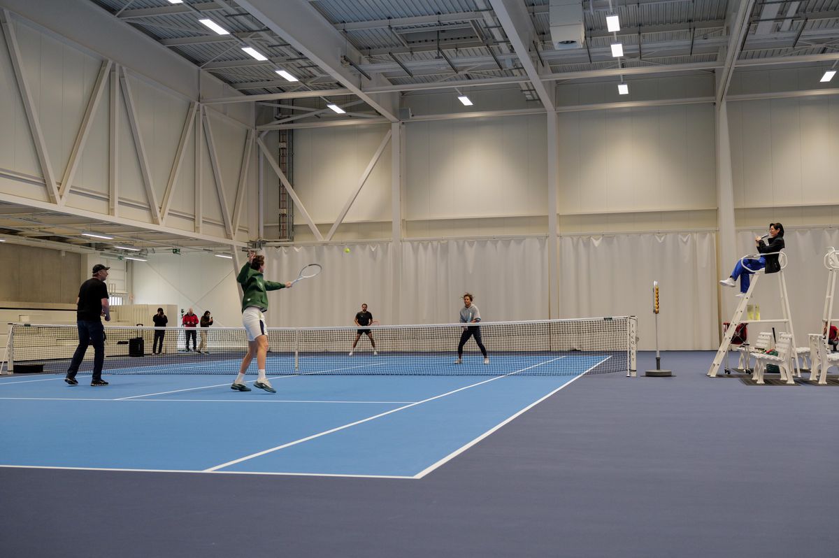 Match de tennis en double lors de l’inauguration de la halle de tennis