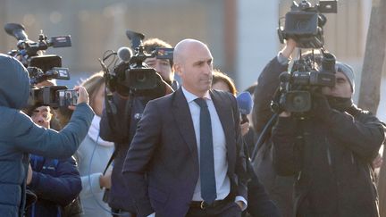 Luis Rubiales arrive à son procès près de Madrid, accusé d'agression sexuelle.