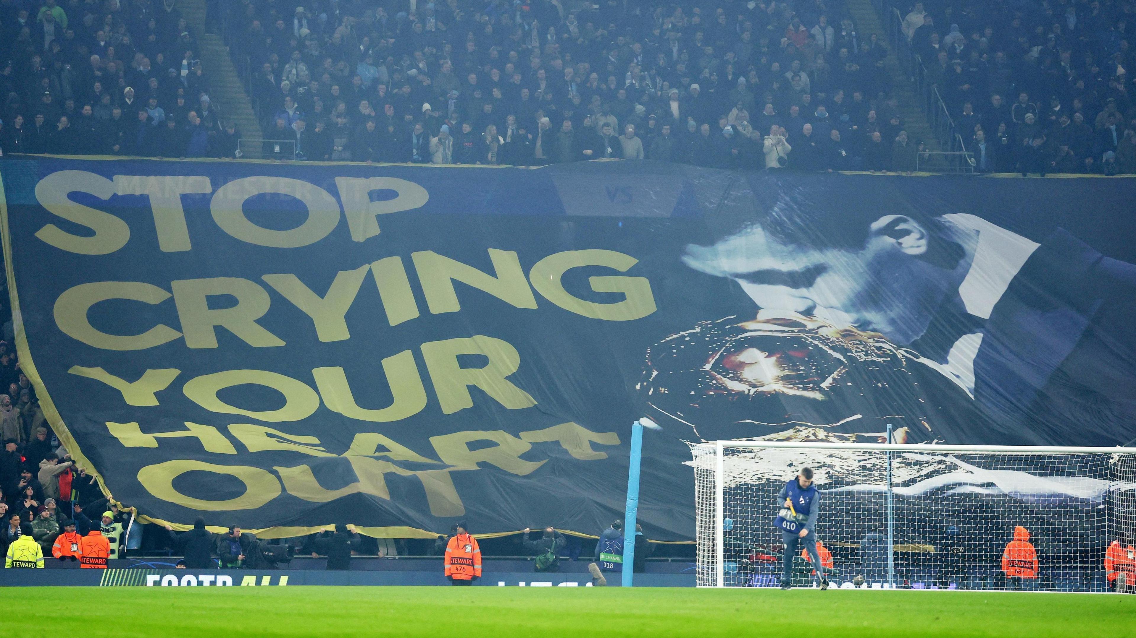 Les supporters de Manchester City afficher une bannière de Rodri avant le match contre le Real Madrid