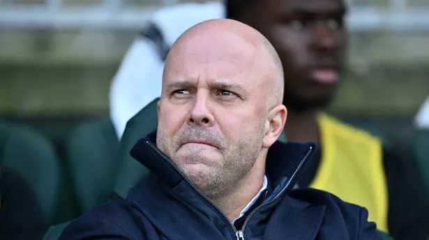 Arne Slot observe avant le match de la FA Cup contre Plymouth Argyle