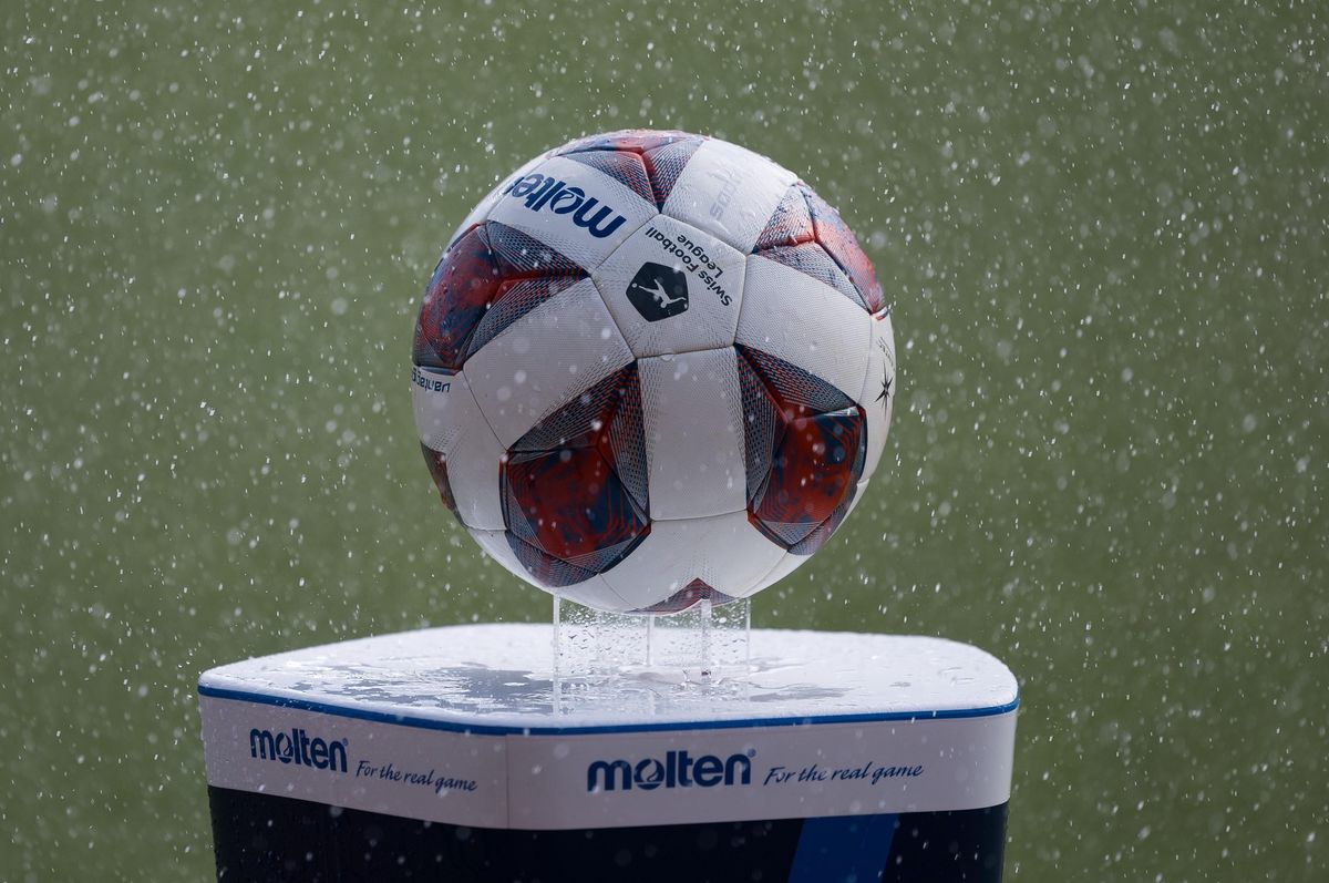 Ballon de football éclaboussé par la pluie.