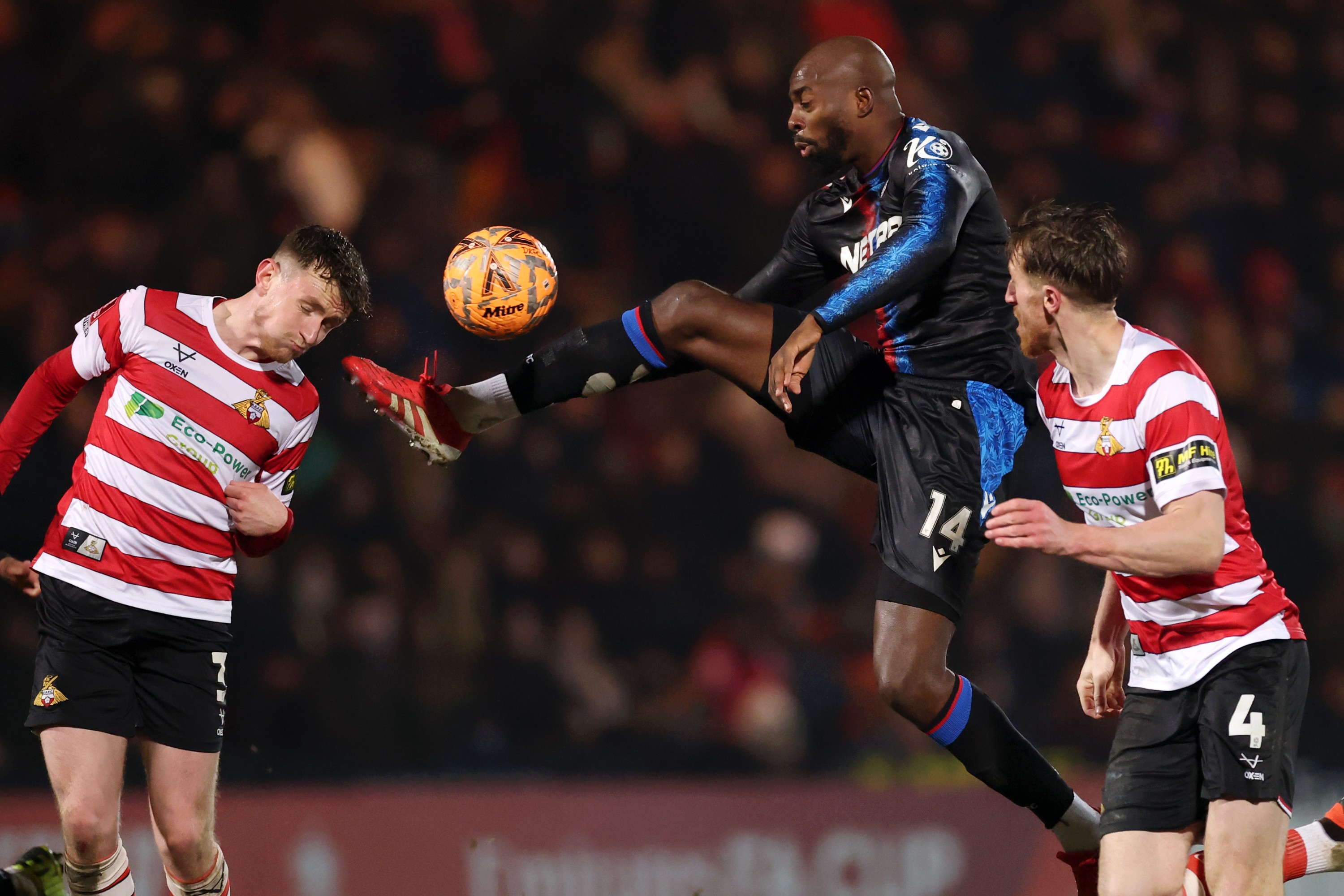 Jean-Philippe Mateta de Crystal Palace contrôle le ballon sous la pression de James Maxwell de Doncaster Rovers lors du quatrième tour de la Emirates FA Cup.