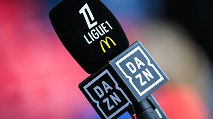 Un micro DAZN, diffuseur de la Ligue 1 cette saison, le 23 août 2024. (MATTHIEU MIRVILLE / AFP)