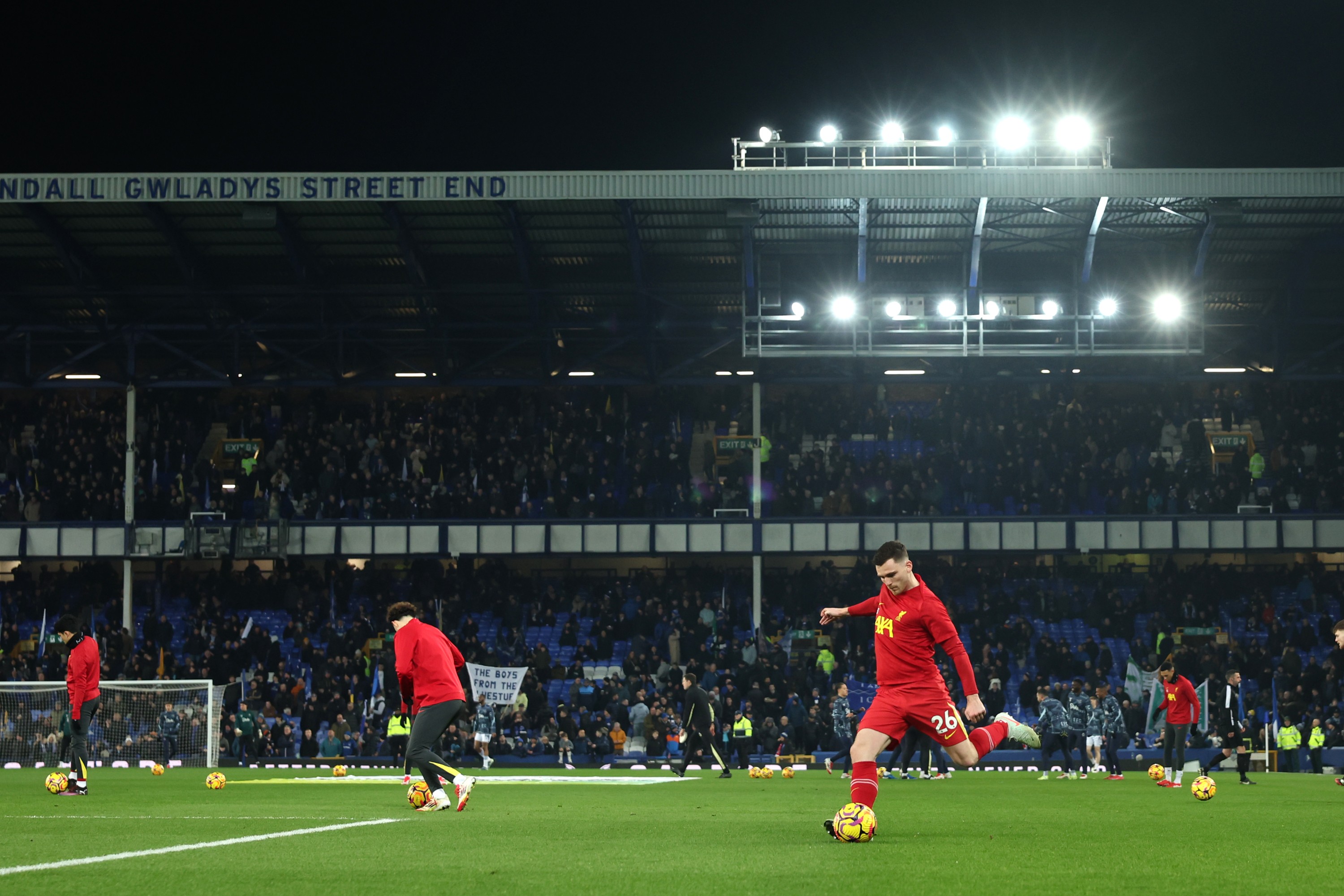 Andrew Robertson, Liverpool, échauffement avant le match de Premier League entre Everton FC et Liverpool FC