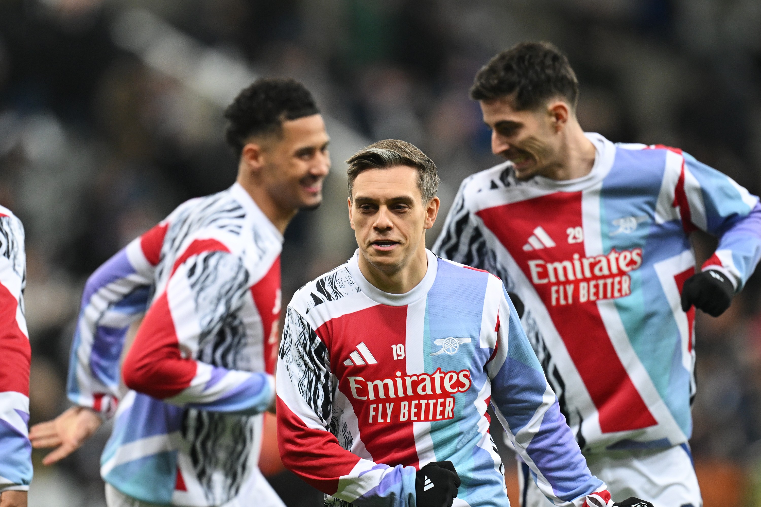 Leandro Trossard d'Arsenal s'échauffe avant le match de la demi-finale de la Carabao Cup contre Newcastle United.