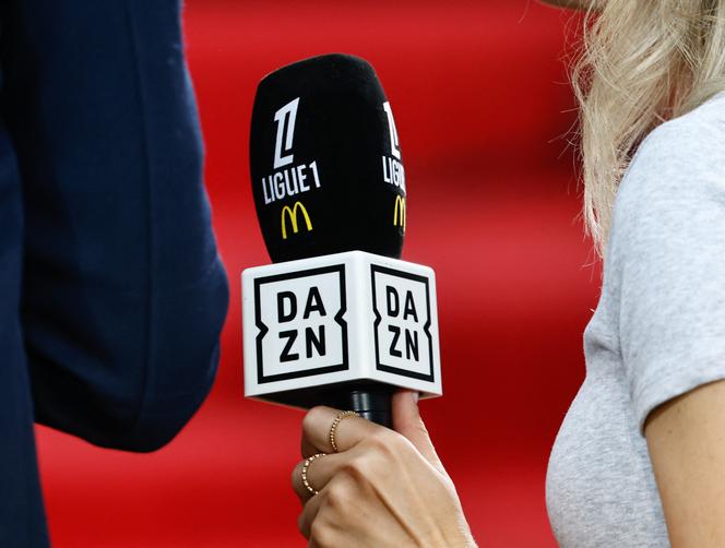 Une journaliste tient un micro du diffuseur DAZN, à Villeneuve-d’Ascq (Nord), le 1ᵉʳ septembre 2024.