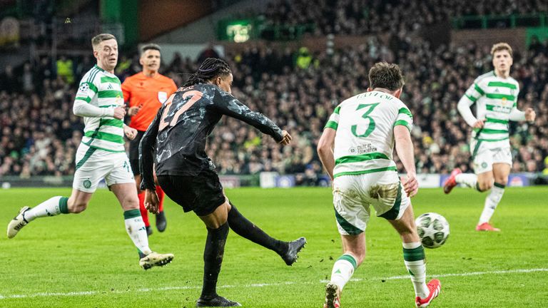 Michael Olise célèbre son but contre le Celtic