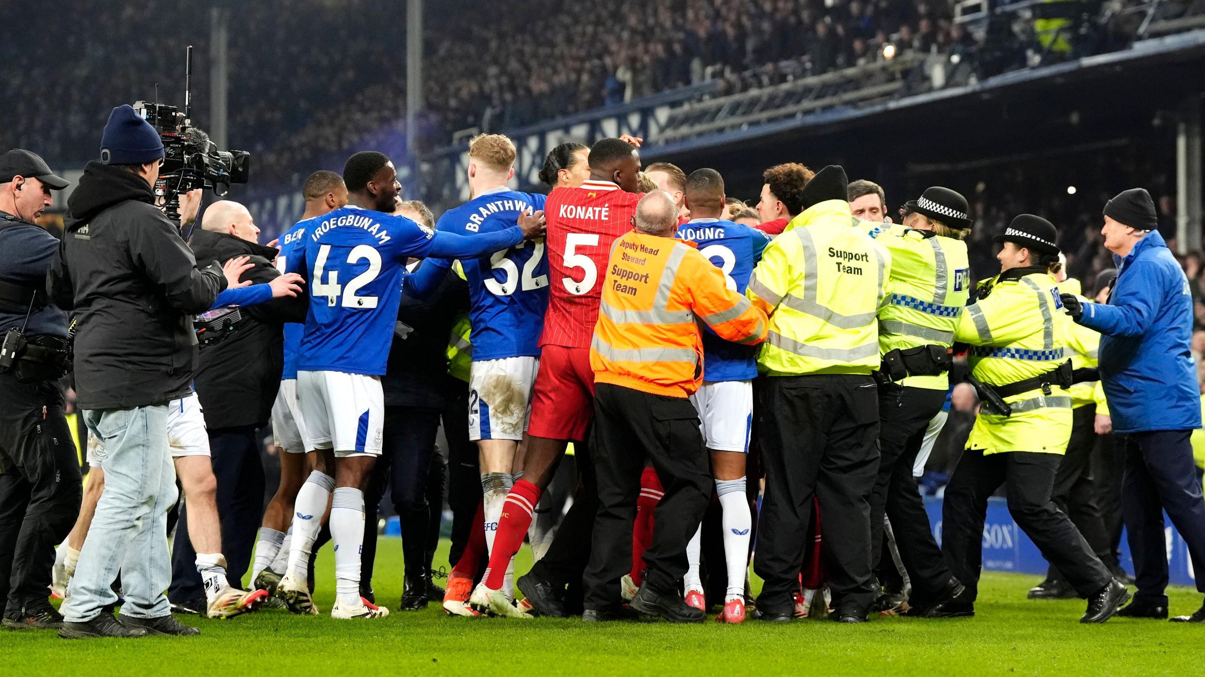 Confrontation entre les joueurs lors du derby de Merseyside