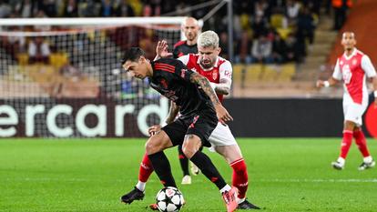 L’attaquant de Benfica Angel Di Maria à la lutte avec le défenseur monégasque Caio Henrique