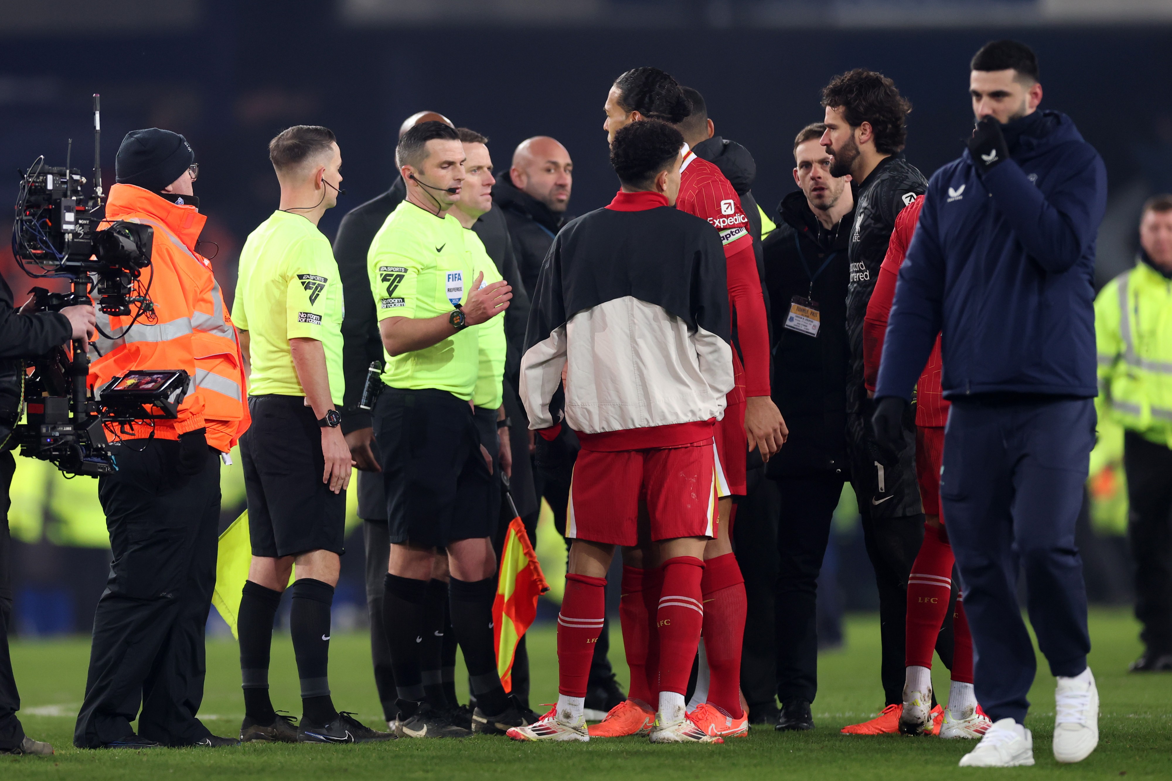 Michael Oliver avec Virgil van Dijk, Luis Diaz et Alisson Becker à la fin du match contre Everton