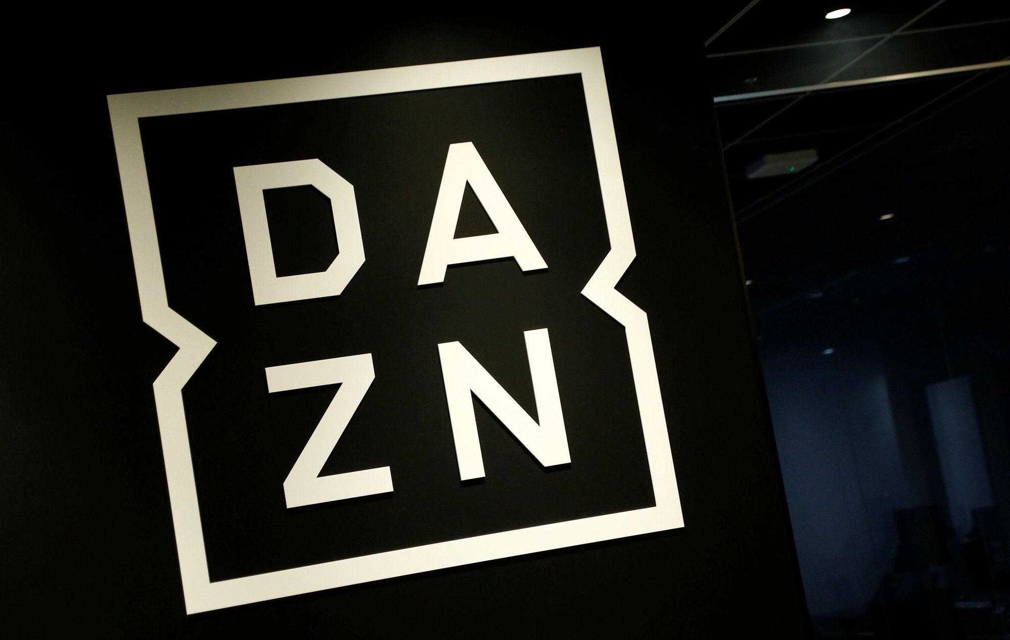 Le logo de DAZN dans ses bureaux à Tokyo