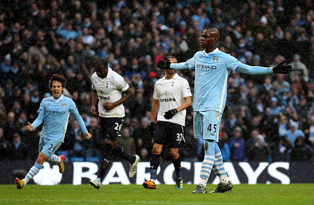 Mario Balotelli célébrant un but pour Manchester City