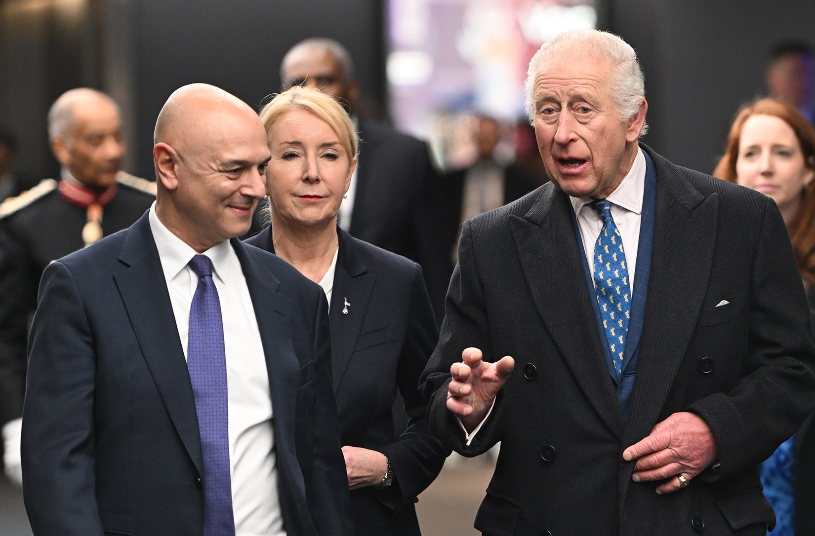 King Charles III rencontre Daniel Levy au Tottenham Hotspur Stadium