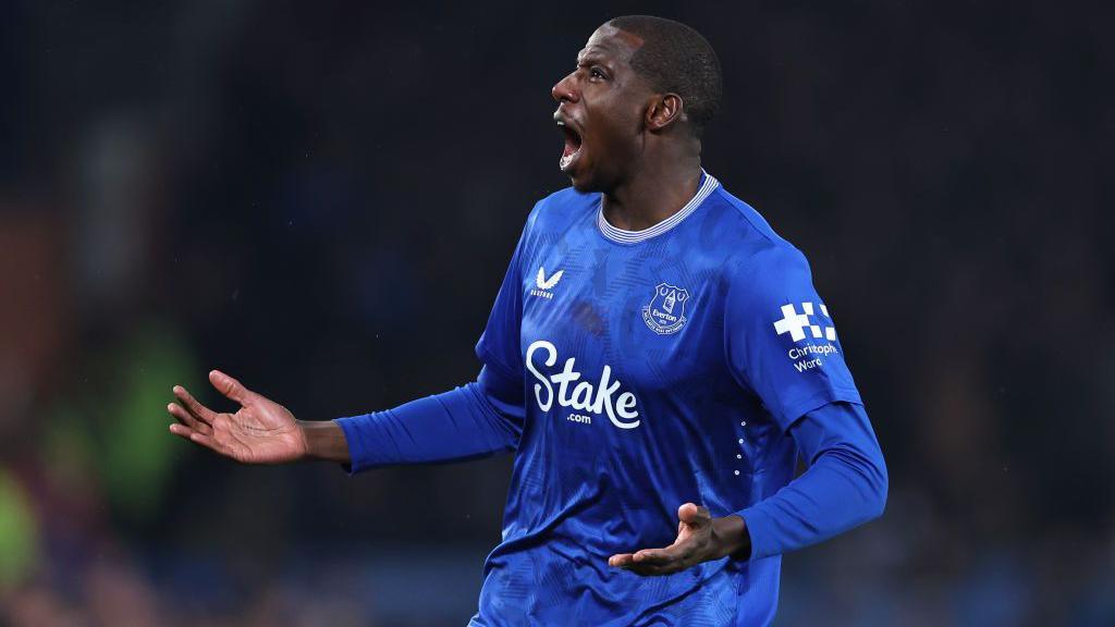 Abdoulaye Doucoure jouant pour Everton