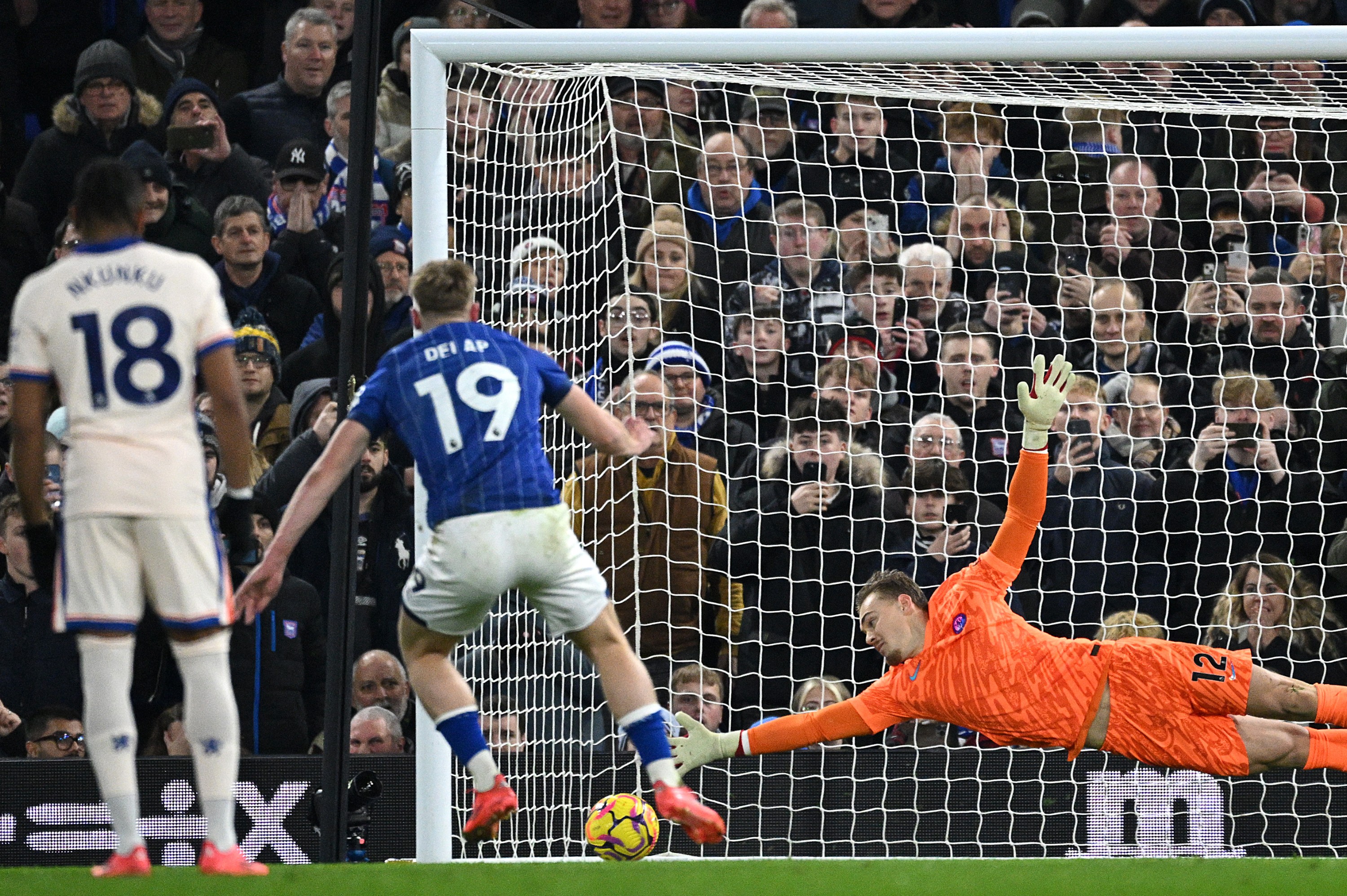 Filip Jorgensen de Chelsea échoue à arrêter Liam Delap d'Ipswich Town de marquer