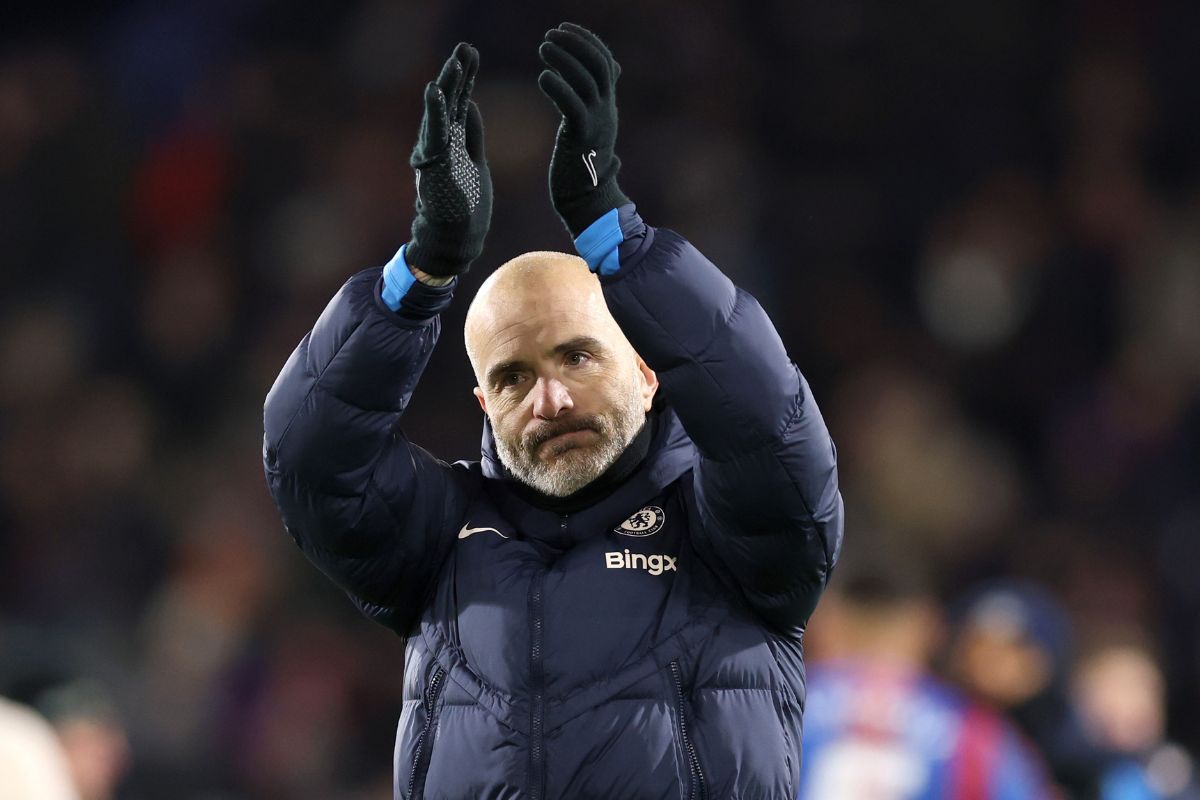 Enzo Maresca, Entraîneur de Chelsea, applaudit les fans lors du match de Premier League entre Crystal Palace FC et Chelsea FC à Selhurst Park