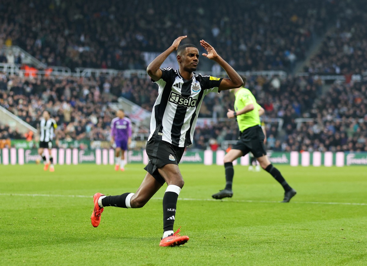 Alexander Isak célèbre un but avec Newcastle