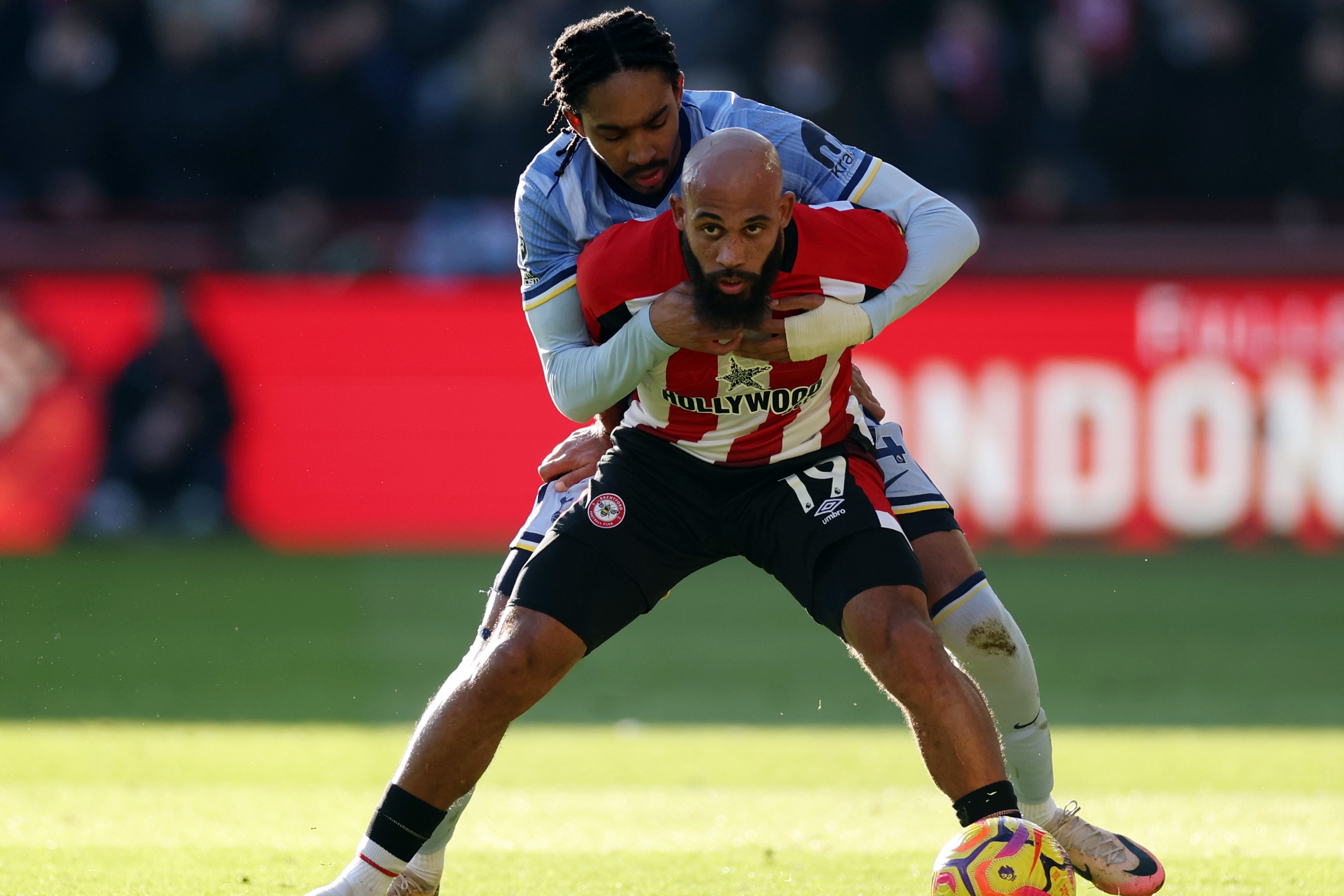 Bryan Mbeumo de Brentford défié par Djed Spence de Tottenham Hotspur