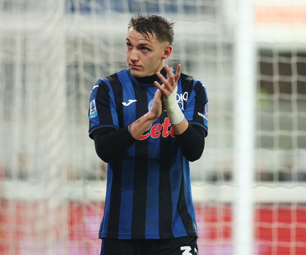 Mateo Retegui applaudit les fans d'Atalanta