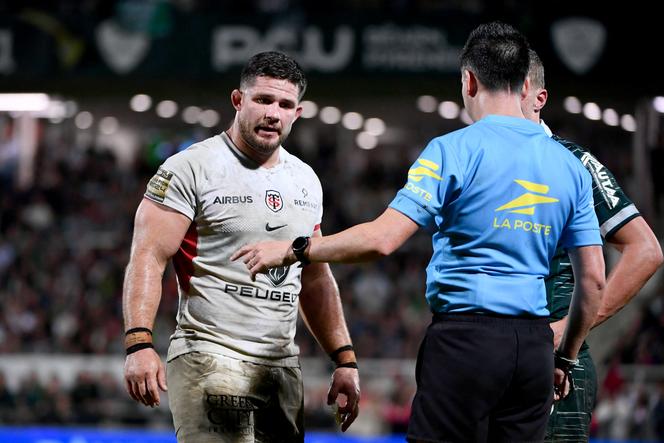 L’arbitre Ludovic Cayre, lors du match de Top 14 entre la Section paloise et le Stade toulousain, le 19 octobre 2024, à Pau.