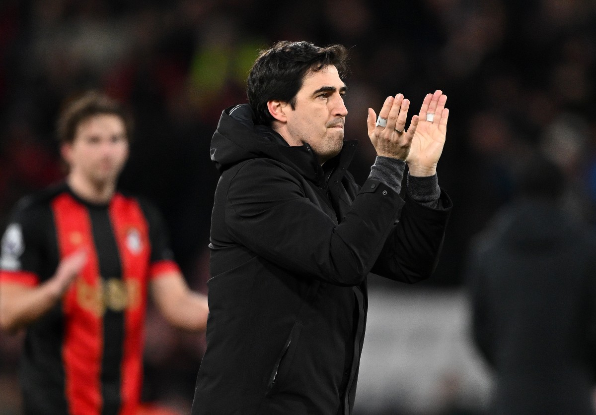 Andoni Iraola applaudit les supporters de Bournemouth