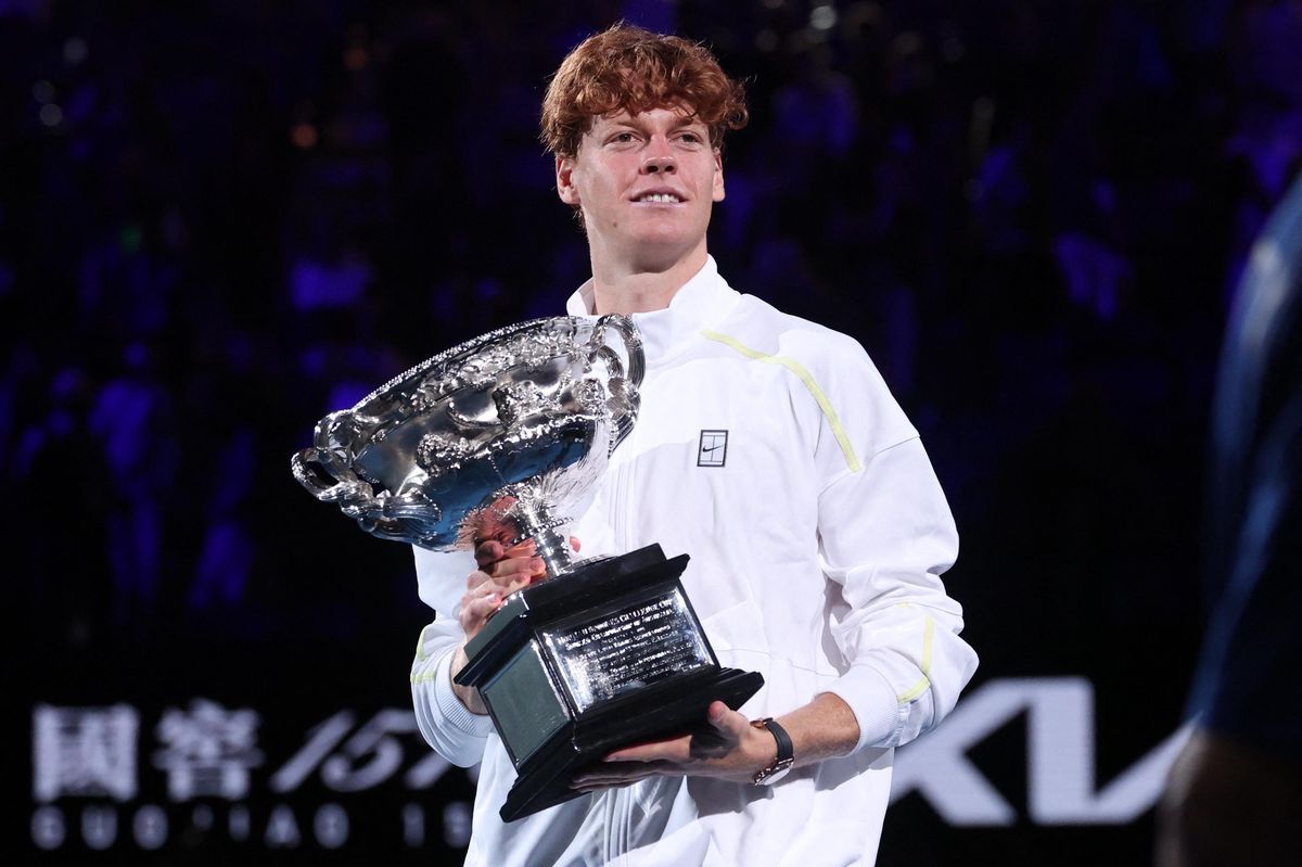 Jannik Sinner avec le trophée Norman Brookes Challenge Cup après avoir battu Alexander Zverev lors de la finale de l’Open d’Australie à Melbourne