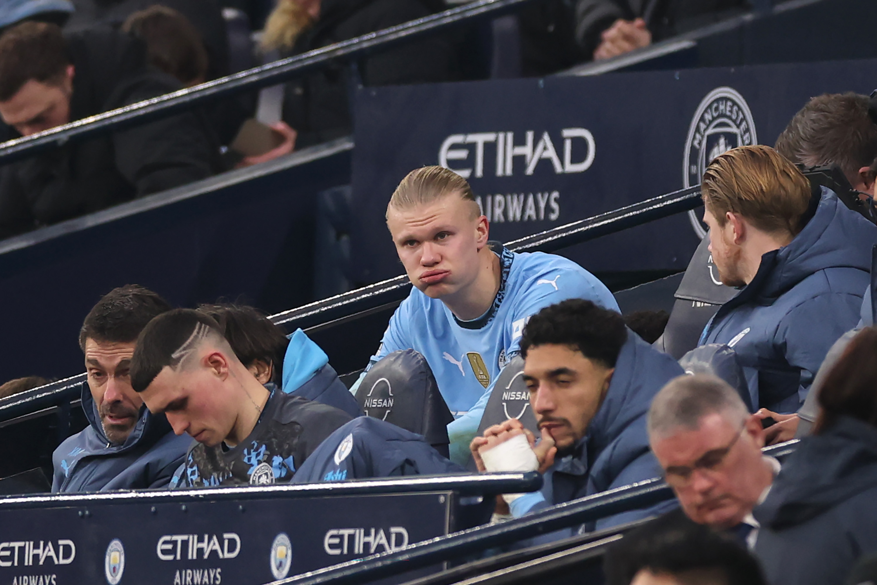 Erling Haaland de Manchester City réagit sur le banc après avoir quitté le terrain avec une blessure