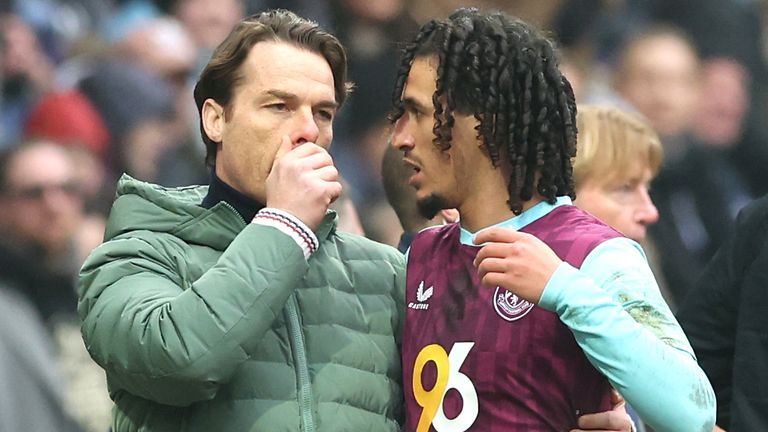 Scott Parker discute avec Hannibal Mejbri lors du match nul entre Burnley et Preston