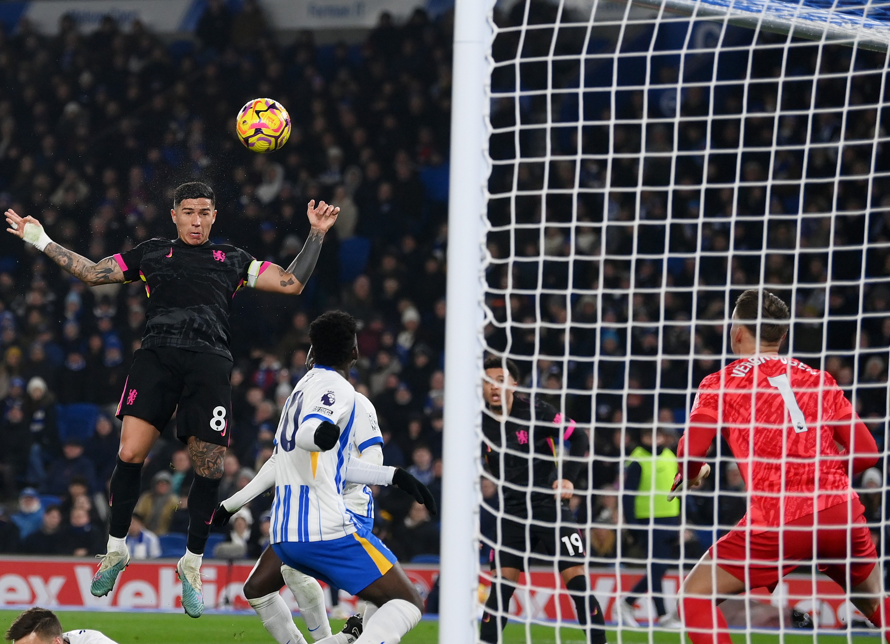 Enzo Fernandez de Chelsea marque un but qui est finalement annulé