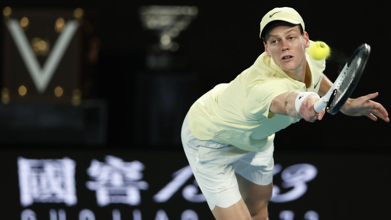 Jannik Sinner manquera les tournois de printemps sur surface dure aux États-Unis, mais devrait reprendre la compétition à Rome avant Roland-Garros.