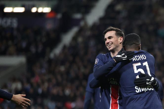 Le milieu de terrain espagnol du Paris Saint-Germain Fabian Ruiz célèbre le premier but de son équipe lors du match de Ligue 1 contre le Toulouse FC.