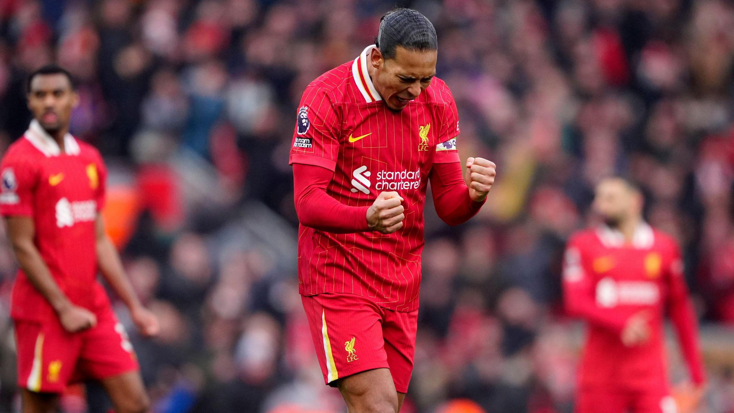 Virgil van Dijk célèbre la victoire de Liverpool contre Wolverhampton