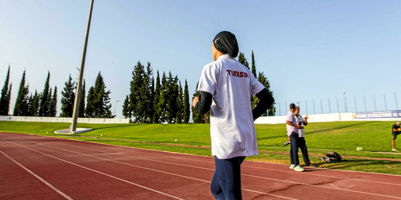 Le premier article préconise l'interdiction de signes religieux ostensibles lors de toutes les compétitions sportives.