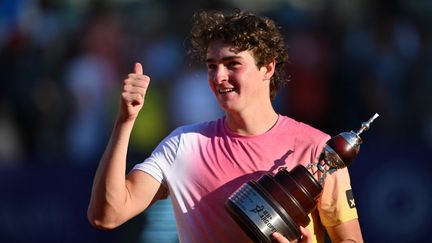 Le Brésilien Joao Fonseca après sa victoire sur le tournoi de Buenos Aires (Argentine), sa première sur le circuit ATP, le 16 février 2025. (LUIS ROBAYO / AFP)