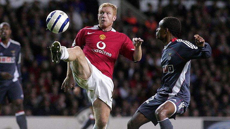 Paul Scholes contrôle le ballon