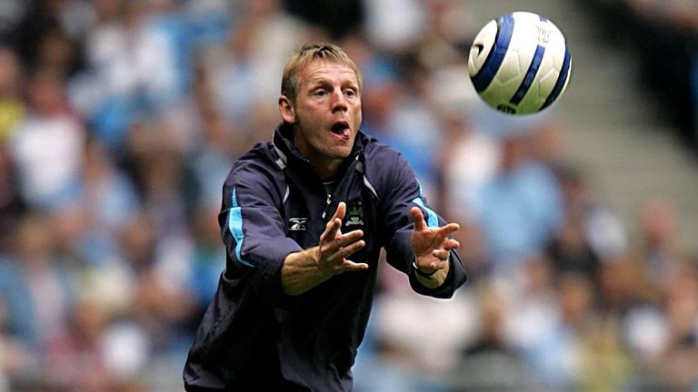 Stuart Pearce renvoie le T90 Aerow I en jeu